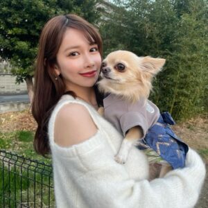 Moe Yuki Instagram - 明けましておめでとうございます🎍💕
今年も宜しくお願いします！

親友の🐶のまると、お正月から、
みんなで一緒にご飯を食べてます🥰
久しぶりの、まる登場✨
実は、袴をきてるよ！

今年も皆さまにとって素敵な一年になりますように😌

石川県をはじめ、いくつかの地域では、
大きな地震の影響で大変な思いをされている最中であること、大変心を痛めております。
どうか皆さまご無事でありますように、
お祈り申し上げます。