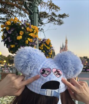 Moe Yuki Instagram - パルパルーザディズニー🤍🩵🤍
欲しかったギンガムチェックの帽子をゲットして、
夕方から、先日ディズニーに行ってきました🐭🏰

もう一度、パルパルーザディズニーに行ける機会があるので、その時はピンクにしようかな..😌🩷

この日は珍しくニーハイブーツ👢🩵