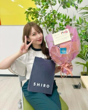 Moe Yuki Instagram - こんばんは🌙昨日発表になりました、
7月期プラチナイト新木曜ドラマ『クラスメイトの女子、全員好きでした』に、猫魔里菜 役で出演させていただきます💞

実はお誕生日当日が、作品のクランクインで、
現場の皆さんにお祝いして頂きました♡嬉しい🙈！

新川優愛ちゃんからも、
今年も素敵なお誕生日ギフトを頂きました😭✨
いつも本当に優しくしてくれて、今回の現場でも一緒にお芝居できて、大変心強いです♡

少し先ではありますが、
是非楽しみにしていてください！！🌟

#木曜プラチナイト
#クラスメイトの女子全員好きでした