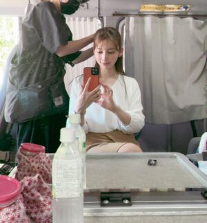 Moe Yuki Instagram - おいハンサム!!2、今夜放送です♡

実は、夏に撮影していました🥰
ヘアチェンジ中の様子💇‍♀️

シーズン1に続き、今回も吉田鋼太郎さん演じる伊藤源太郎が勤める会社での部下、喜多役で出演しています！
皆さん、是非みてくださいね！✨