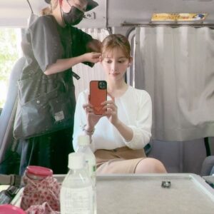 Moe Yuki Instagram - おいハンサム!!2、今夜放送です♡

実は、夏に撮影していました🥰
ヘアチェンジ中の様子💇‍♀️

シーズン1に続き、今回も吉田鋼太郎さん演じる伊藤源太郎が勤める会社での部下、喜多役で出演しています！
皆さん、是非みてくださいね！✨