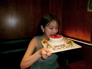 Moe Yuki Instagram - こんばんは🌙
私事ですが、先日お誕生日を迎え、姉や友人らにお祝いしてもらいました💞いーっぱい笑って、幸せでした🥰✨
これからも、お仕事がんばります😌

そして今夜は！
おいハンサム!!2の最終回です📺
皆さん、ぜひご覧ください！！🌟

#おいハンサム