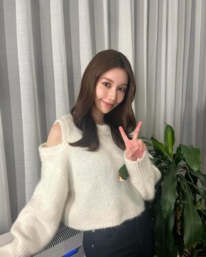 Moe Yuki Instagram - 昨日、撮影で少し大人っぽいメイクと
ヘアスタイルをしてもらいました🥰

@natsumi_tagashira ありがとうございました💗

久しぶりに前髪を伸ばそうかなって思ってます☺️
みなさんどう思いますか？？ꕤ︎︎·͜·

そして今日は、22時から
#新空港占拠 @daibyoinsenkyo_ntv 
の放送です(*´︶`*)❤︎お楽しみください！✨