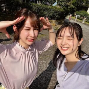 Moe Yuki Instagram - "クラスメイトの女子、全員好きでした" 絶賛撮影中〜！

先週は、みんなで沢山の汗を流しながら、
撮影していました🥰
新川優愛ちゃんと、暑い顔ショット😂💞

そして、木村昴さんのお誕生日もあり、
みんなでお祝いすることが出来ました🎂✨
おめでたい🥰

ちなみに、新川優愛ちゃんのケーキもぐもぐショットを
沢山撮ったので可愛い姿を皆さんにもお届け📸🤤

スタッフさんに用意して頂いた保冷剤を首に巻いて、
みんなで撮影を乗り切りました〜！素敵な現場に恵まれて、感謝しながら日々過ごしております☺️

7月11日放送スタート、お楽しみに！✨
@classmate_drama 
#クラスメイトの女子全員好きでした