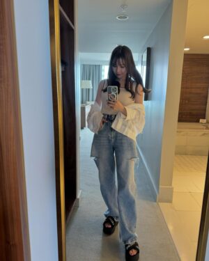 Moe Yuki Instagram - こんばんは🤍🩵
ちょっぴり、お久しぶりです☺️
皆さん、GWはいかがお過ごしですか？？
私は家族や友人に会えて、とても幸せです😌

写真は、最近お気に入りのデニム☺︎

そして、毎週、おいハンサム!!2を観てくださって、
感想を送ってくださったりする皆さま、いつもありがとうございます🥰🥰
Netflixでの配信も始まっておりますので、
ぜひそちらでも、まだご覧になっていない方はよろしくお願いします🌸