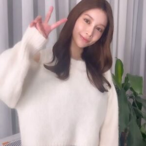 Moe Yuki Instagram - 昨日、撮影で少し大人っぽいメイクと
ヘアスタイルをしてもらいました🥰

@natsumi_tagashira ありがとうございました💗

久しぶりに前髪を伸ばそうかなって思ってます☺️
みなさんどう思いますか？？ꕤ︎︎·͜·

そして今日は、22時から
#新空港占拠 @daibyoinsenkyo_ntv 
の放送です(*´︶`*)❤︎お楽しみください！✨