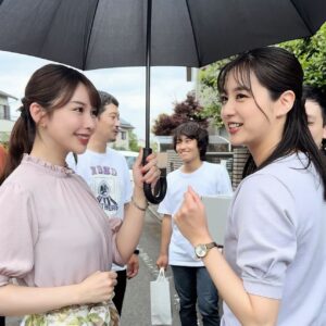 Moe Yuki Instagram - "クラスメイトの女子、全員好きでした" 絶賛撮影中〜！

先週は、みんなで沢山の汗を流しながら、
撮影していました🥰
新川優愛ちゃんと、暑い顔ショット😂💞

そして、木村昴さんのお誕生日もあり、
みんなでお祝いすることが出来ました🎂✨
おめでたい🥰

ちなみに、新川優愛ちゃんのケーキもぐもぐショットを
沢山撮ったので可愛い姿を皆さんにもお届け📸🤤

スタッフさんに用意して頂いた保冷剤を首に巻いて、
みんなで撮影を乗り切りました〜！素敵な現場に恵まれて、感謝しながら日々過ごしております☺️

7月11日放送スタート、お楽しみに！✨
@classmate_drama 
#クラスメイトの女子全員好きでした