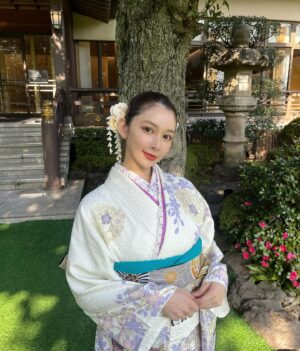 Moe Yuki Instagram - 本日発売のスポーツ紙並びにweb媒体等で、
スペースクラフト晴れ着撮影会での取材記事が、
掲載されております。

多くの報道陣に来て頂き、
感謝申し上げます。

本年も気持ち新たに、丁寧に仕事と向き合って参ります。

衣装は、一蔵さまにご協力頂きました。
毎年素晴らしいお着物をありがとうございます。

#一蔵
#振袖の一蔵
#振袖