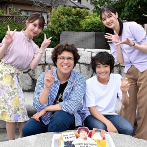 Moe Yuki Instagram - "クラスメイトの女子、全員好きでした" 絶賛撮影中〜！

先週は、みんなで沢山の汗を流しながら、
撮影していました🥰
新川優愛ちゃんと、暑い顔ショット😂💞

そして、木村昴さんのお誕生日もあり、
みんなでお祝いすることが出来ました🎂✨
おめでたい🥰

ちなみに、新川優愛ちゃんのケーキもぐもぐショットを
沢山撮ったので可愛い姿を皆さんにもお届け📸🤤

スタッフさんに用意して頂いた保冷剤を首に巻いて、
みんなで撮影を乗り切りました〜！素敵な現場に恵まれて、感謝しながら日々過ごしております☺️

7月11日放送スタート、お楽しみに！✨
@classmate_drama 
#クラスメイトの女子全員好きでした