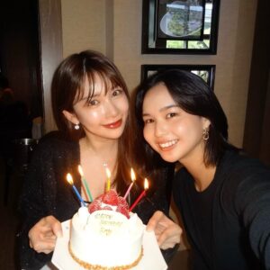 Moe Yuki Instagram - 皆さん、こんばんは🤍
4月18日にお誕生日を迎えた、事務所の後輩の、
れいちゃんのお祝いをしてきました🎂✨

3時間以上お喋りしてた🤣💞
頑張り屋さんで、いい子で、可愛くて、可愛くて、可愛くて、大好きです♡

れいちゃんのデジカメで素敵な写真を
たーくさん撮ってもらったので、皆さんにもお見せしたいと思い、投稿させていただきます🙈🤍

どさくさに紛れて、
私のピン写まで撮ってくれてありがとうね😂😂
私まで誕生日気分になっちゃった🫢笑
ちょーーど、1ヶ月違いの覚えやすいお誕生日🥰

そして、連日温かいコメントをしてくださっている皆さま、本当にありがとうございます♡とても嬉しい気持ちで読ませて頂いてます！！✨