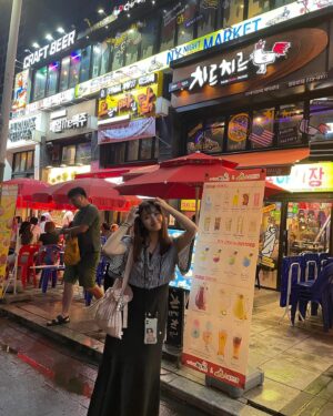 Moeka Ukawa Instagram - ♡
明洞は屋台がすごく美味しかった🌻

#韓国旅行 #明洞