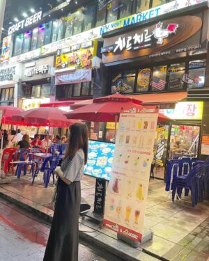 Moeka Ukawa Instagram - ♡
明洞は屋台がすごく美味しかった🌻

#韓国旅行 #明洞