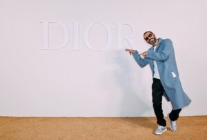 Mohamed Faraag Instagram - Super proud to have witnessed such historical event with the most magnificent backdrop in my home town - Egypt ♥️

Thank you @dior and @mrkimjones for an unforgettable experience 🤍

In full @dior 

📸 @abanoub_kinz_photography @mohamedabdellahph @patricksawaya 

#dior #diormenfall2023