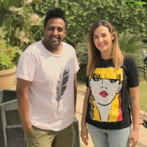 Mohamed Outaka Instagram - هو انا مُفتقدها لوحدى فى وسط مسلسلات رمضان السنة دى لوحدى ولا احنا كتيير 🤔🤔🤔 ولو احنا كتير حنفضل ساكتين ومخبيين لحد امتى لازم كلنا نقولها كلنا ب اعلى صوت وحشتينا يا دووووووووووووووووووودى 🥺🥺❤️❤️❤️ ملحوظه الصوره من اخر يوم تصوير فى مسلسل #بدل_الحدوته_3 
#دنيا_سمير_غانم #محمد_اوتاكا #خالد_الحلفاوي #ايمن_وتار #روزناما #هشام_جمال ❤️❤️❤️