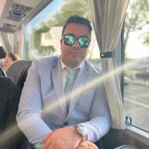 Mohammad Khademi Instagram - درون یکایک ما گنجینه ای از «طلای ناب» نهفته است.این جوهر طلایی روح ماست که پاک،باشکوه،گشوده و درخشان است
اما لاکی سخت و سفالی و نشات گرفته از ترس این طلا را پوشانده است.......

قسمتی از کتاب #نیمه_تاریک_وجود 
که خوندنش رو به همراهان عزیز خیلی توصیه میکنم

ارادت🙌

دکتر محمد خادمی

#نیمه_تاریک_وجود_دبی_فورد