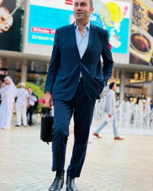 Mohammad Khademi Instagram - زندگی واقعی و سه بعدی و عمیق از میان سالگی شرع میشه چون قبلش ما فقط در حال تحقیق هستیم👍

#یونگ