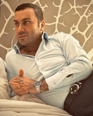 Mohammad Khademi Instagram - به نظر من ارزش همه دقایق و کوچکترین لحظه های زندگی را باید دانست و بزرگترین اشتباه ما اینه که فکر کنیم فرصت های بعدی و تکرار لحظه ها وجود داره و براساس این فکر فرصتها و لحظه های زندگی را نادیده بگیریم ، چرا که به امید تکرارش در اینده ای نامعلوم هستیم.

ارزش تمام لحظهای زندیگیتون رو بدونین و با تمام وجود زندگی کنین و در لحظه حاضر باشین.. ❤️

ارادت🍁🍁

محمد خادمی 
 

-----------------------------

@dr.khademi