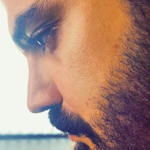 Mohammad Reza Zhaleh Instagram - .
در سی امین سالروز میلادم
در این روزهای سرد تابستان میهن ام، خورشید بهانه بود
تا با گرمای وجودتان به خود مغرور نشم
ولی گاهی اعتراف هم چیز بدی نیست.
اعتراف میکنم بودنتان گرما بخش زندگی بود در غروبی که همه چیز بوی رفتن می‌دهد این حضور شما بود که مرا از اسارت خویش رها کرد، زندگی تحت رهبری احساس قاعده ندارد و من اکنون نیز از رهاترین انسان ها هستم.
آوازه ی خوش این روزهایم را مدیونتان هستم
چرا که این شما بودید با کلمات پر احساستان نوازشم کردید تا احساساتم لخته نبندد 
جاری بودنم را مدیونتان هستم
«محمدرضا ژاله»
🦋
#محمدرضاژاله
#محمدرضا_ژاله
#محمد_رضا_ژاله