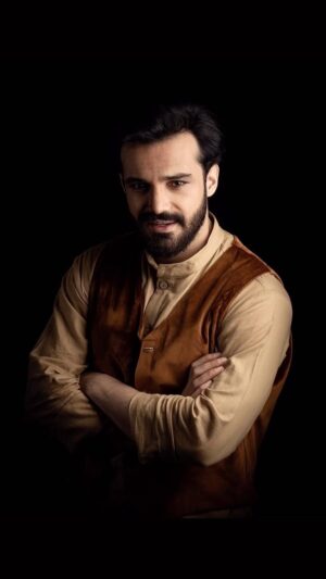 Mohammad Reza Zhaleh Instagram - .
تقریباً جز اولین کارام بود که با افتخار تقدیم بانوان سرزمینم کردم
. 
بریده از کتاب بی نظیر
آخرین بانو و کولی سایه فروش
اثر کیکاووس یاکیده عزیزدل
.
انتشارات قطره
.
پیشنهاد ویژه میشه که کتاب رو تهیه کنید
.
عکس:
محمدصادق زرجویان
@zarjooyan
.
ارادتمند شما
محمدرضا ژاله
@mr.zhaleh
🤜🏻🎖🤛🏻