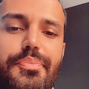 Mohammad Reza Zhaleh Instagram - .
ممنون از این همه بذل محبتتون 
😍
خوشحالم که  حاصل زحمات من و دوستانم مورد توجه شما قرار گرفته.
خیلی ها توی دایرکت می‌پرسند چطور میتونن این بسته رو برای هدیه به عزیزانشون تهیه کنند
در حال حاضر تنها راه تهیه، مراجعه به سایت انتشارات ۳۶۰درجه است.
لینک رو توی بیو گذاشتم تا بتونید به راحتی تهیه و از شنیدنش لذت ببرید.
360bpub.ir
🥰
——————-
#محمدرضاژاله #شازده_کوچولو #کتاب_صوتی #انتشارت