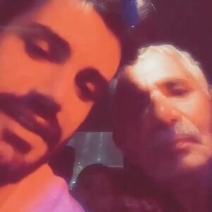 Mohammad Reza Zhaleh Instagram - .
چه غریبانه که دیگر نیستی
چه بی‌رحمانه که دیگر سِر شده ایم
از رفتن ها شاید هم از ماندن ها 
سفر به خیر 
دلواپس ثانیه در هجوم دلخوشی ها نباش
دقایقی پیش ثانیه هم به اندوه رفتنت مبتلا شد
و زمان در خاطرمان به احترام عمری بودنت خواهد ایستاد. 
«محمدرضا ژاله»
حسین شا‌سورپور
۱۳۲۱-۱۴۰۰
🥀🖤🥀