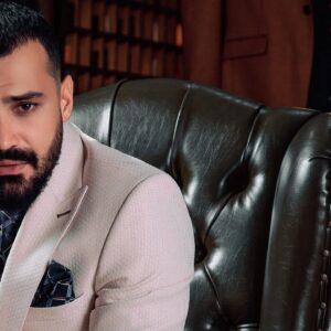 Mohammad Reza Zhaleh Instagram - .
می‌گفت؛ خیلی دوستت دارم وابسته ات شدم
ولی جونمو به لبم رسوندی
راستش منم دوست داشتنم رو فدای تلخی ها می‌کردم
اما بحث های زیادی داشتیم
بحث هایی که منشاش کمی سکوت و بعد انفجار احساسات بود
افکارش رو جمع می‌کرد، تو ذهنش ارزیابی می‌کرد
و بعد بدون اینکه توضیحی از من بخواد واژه هایی که در شان من نبودن رو مثل اثر خون روی دیوارِ بعد از شلیک تو جمجمه، به سمتم پرتاب می‌کرد
(ولی من همچنان دوست داشتنم رو فدای تلخی ها می‌کردم)
روح ام رو‌ آشفته می‌کرد قطعاً خیلیا مثل من چنین تجربه  ای رو داشتن
عشق بیش از حد همراه با نداشتن تفاهم
حس می‌کردم اول رابطه ست طول میکشه همو‌بشناسیم
مثل یه رودخونه طغیان می‌کرد روی ماهیتم تو رابطه
بعد مثل یه برکه پر از صدا های گوش نواز تو بغلم با بوسه هاش مهر تائید بر استمرار بودنم می‌زد
(ولی من همچنان دوست داشتنم رو فدای تلخی ها می‌کردم)
کسوف بود اونم لاینفک
هم میمردم براش هم خودش میکشت منو
هم تلخی بود هم شیرینی
بدون اینکه ازم توضیح بخواد و یا حتی توضیحی بده یهو میذاشت میرفت
منم هاج و واج به مسیر رفتنش نگاه می‌کردم
وقتی بحثمون می‌شد در مورد مسئلهٔ تنش زایی که به تازگی مارو به چالش کشیده بود، از اولین روز رابطه مشکلات رو تازیانه می‌کرد رو شونه های خسته از غربتِ عاطفی که برام ساخته بود
(ولی من همچنان دوست داشتنم رو فدای تلخی ها می‌کردم)
سکوت اون قبل از طوفان بود
سکوت من بعد از طوفان بود
یکی از شعار هاش این بود
تو هیچ کاری برای من نکردی
به خواسته هاش تن می‌دادم
تو خلوتم همیشه فکر می‌کردم این رویه ممکن آسیب های جدی به روح و روانم بزنه
افکار منو بو می‌کشید سریع با یه غافلگیری شگفت انگیز حال منو عوض می‌کرد من عالی ترین می‌شدم
دقیقا به همون اندازه، با تحلیل های تادیب گرانه اش، در مورد رفتار هایی حرف میزد که من هرگز انجام ندادم ولی عموما در‌چنین مواقع ای چون تحکُم پرخاشگرانه داشت، ذهنم‌ باور می‌کرد این کارو من انجام دادم
(ولی من همچنان دوستش داشتم)
البته داشتم…
«محمدرضا ژاله»
Special thanks to;
@set.men