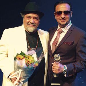Mohammadreza Sharifinia Instagram - جشنواره.........
بالاخره اولين فيلم تجارى ايران 
به دوجشنواره ى خارجي راه يافت
جشواره فيلم نروژ در " اسلو 
Bollywood festival norway
واين براى سينماي ايران موفقيتى است 
تابتواند فيلمهاى تجارى خودرا
 دربازار جهانى عرضه و به فروش برساند
.......
اينهم عكس آقاى "گلشن گروور" بازيگر بزرگ هند و من در افتتاحيه فستيوال فيلم اسلو
همين ديشب 🌹🌹🌹🌹🌹🌹🌹🌹🌹🌹🌹🌹🌹🌹🌹🌹🌹🌹🌹🌹🌹🌹🌹🌹
در افتتاحيه جشنواره اسلو