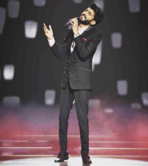 Mohammed Irfan Instagram - @tmtalentmanagement 
Outfit - @orofitbespoke 
Shoes - @redtapeindia 
Styled by - @rajvee14 @ayushi_varia