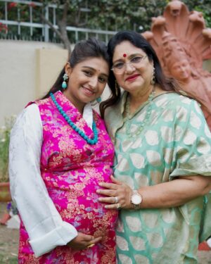 Mohena Singh Instagram - Welcoming a new member in our family soon 🌸
Grateful and counting the blessings 🙏🏽

📷 @shrirangswarge