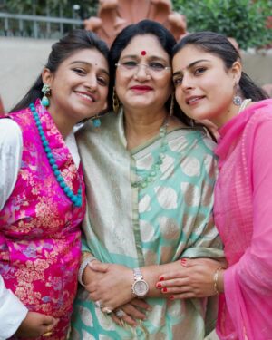 Mohena Singh Instagram - Welcoming a new member in our family soon 🌸
Grateful and counting the blessings 🙏🏽

📷 @shrirangswarge