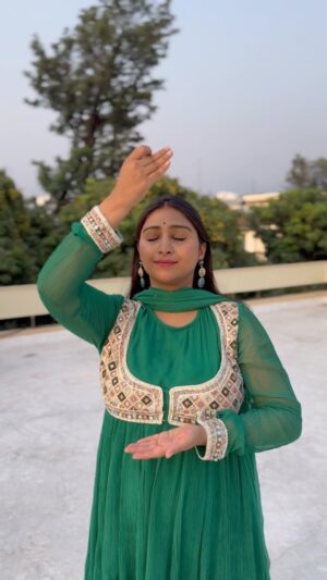 Mohena Singh Instagram - If you are the spirit… I’ll be the body that forever protects you - Ma 🍃

Beautiful version of this song by @arshdeepsinghofficial__ 👏🏼🌸
