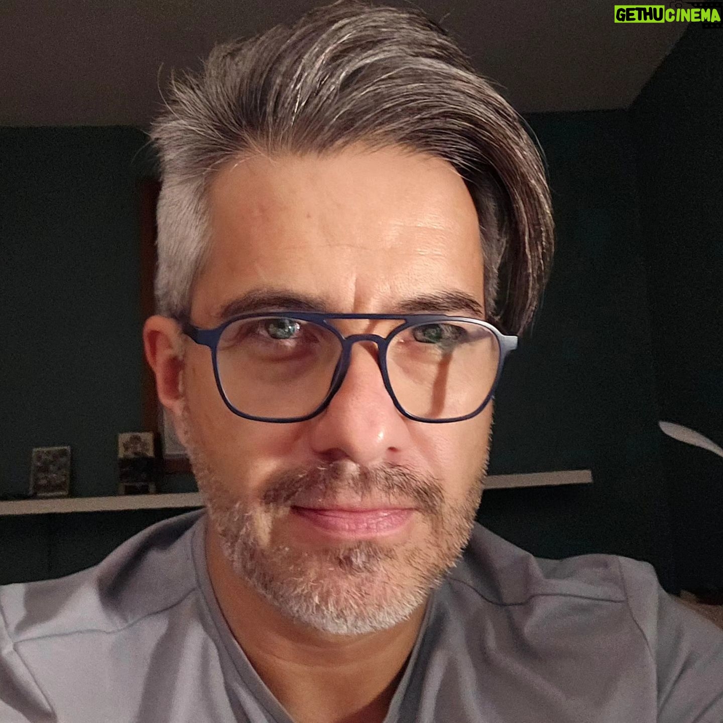 Moisés Arizmendi - 802 Likes - Para estudiar veo mejor con los normales que con los de contacto. Te pasa?
#lentesdecontato #netas #sinfiltro