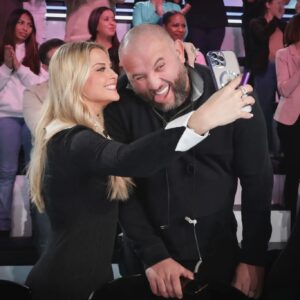Mokhtar Guetari Instagram - La photo du selfie @kellyvedovelli 

#Plateau #tpmp #kelly #KiffMonTaff #securite #sourire @lasducorps

📷----> @jack_tribeca