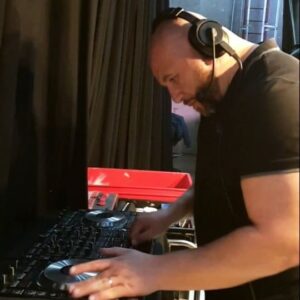 Mokhtar Guetari Instagram - En mode DJ Moki à TPMP ! 🕺🎛🎧 #DjJet7moins7 #KiffMonTaff