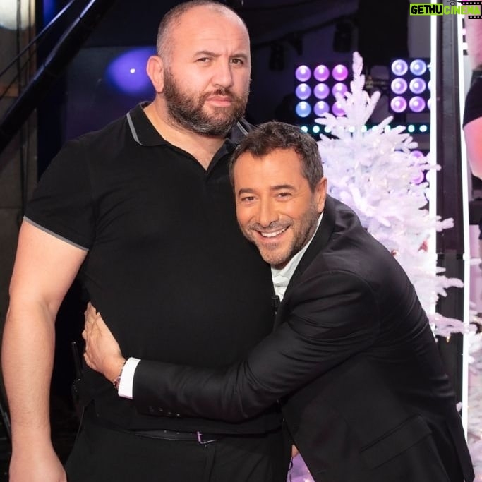 Mokhtar Guetari - 2.1K Likes - Quel rigolade cette photo avec @bernardmontiel mais surtout le mec du public derriĆØre š
LƩgende la photo
š·-------> @jack_tribeca
#KiffMonTaff #Tpmp #MontielTaGrandMere