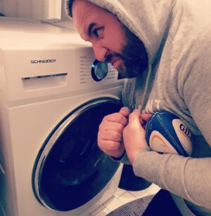 Mokhtar Guetari Instagram - Ma @schneider_france n'a qu'à bien Se tenir 
#SchneiderLovers #TouchePasAMonBallon #MemePasPeur @gilbertrugby_france 
@caroline.bocquet