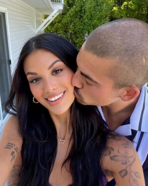 Molly Cardinal Instagram - Mon William, mon parfait 🦍🩷

Je pensais pas que l’amour pouvait être doux comme ça, pis je pensais pas qu’un jour dans ma vie un gars m’aurait fait un lit dehors pour regarder les étoiles filantes, ou un set up avec des chandelles pour me demander d’être sa blonde✨ 
Tsé quand le monde disent « when you know, you know » Je comprend ce que ça veut dire maintenant 🥹
Un ptit appreciation post pour mon Tarzan!🤌🏻🩷