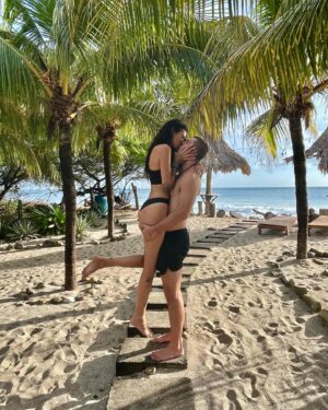 Molly Cardinal Instagram - Salty kisses 🫶🏻✨🐠 @williamsthi