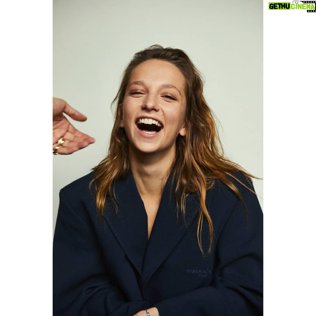 Molly Windsor - 2.4K Likes - @1883magazine Thanks for the chat about #Traces and @makeupthefilm 📷@joshshinner 👗@oliviajonesstyle & @__nadinep
💁🏼♀️(& 🖐🏻)@fabionogueira 💋@justinejenkins