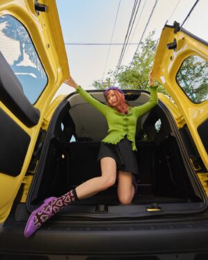 Momo Instagram - アコーディオン何台のるかな？？😮
How many accordions can I load up this car?

📸 @p.hayato 
#renaultkangoo @renault_japon
#はろり号 #毎日はろり運転
#フランスかぶれ 🇫🇷