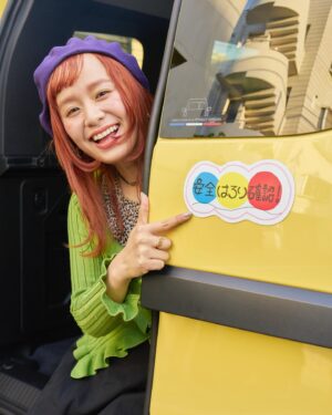 Momo Instagram - アコーディオン何台のるかな？？😮
How many accordions can I load up this car?

📸 @p.hayato 
#renaultkangoo @renault_japon
#はろり号 #毎日はろり運転
#フランスかぶれ 🇫🇷