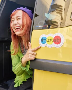 Momo Instagram - アコーディオン何台のるかな？？😮
How many accordions can I load up this car?

📸 @p.hayato 
#renaultkangoo @renault_japon
#はろり号 #毎日はろり運転
#フランスかぶれ 🇫🇷