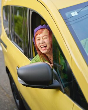 Momo Instagram - アコーディオン何台のるかな？？😮
How many accordions can I load up this car?

📸 @p.hayato 
#renaultkangoo @renault_japon
#はろり号 #毎日はろり運転
#フランスかぶれ 🇫🇷
