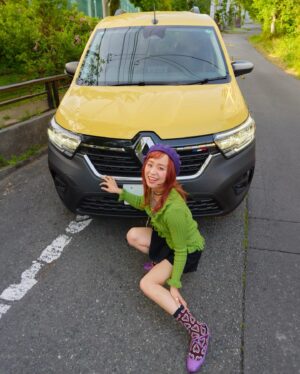 Momo Instagram - 遂に、はろりの愛車、紹介しちゃう！
ルノーのカングー🇫🇷💛

これから色んなところへ連れてってね！連れてくねー！

📸 @p.hayato 
#renaultkangoo 
@renault_japon
#毎日はろり運転
#フランスかぶれ