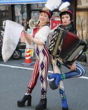 Momo Instagram - 高円寺びっくり大道芸🎪🎭
5年ぶりの2日間開催っ！久々の6ステージ！
観にきてくれて形ある愛、投げてくれたみんなありがとう💓

やっぱり大道芸って大好き！
最高だよね🔥

今週末、
5/3は、国際フォーラムでラ・フォル・ジュルネ🎼
5/5は、川崎でバンドのLIVE（チケットあるよ見に来て！）
来週末、
5/11.12は、日立国際大道芸🦾
そのまた次の週末、
5/18.19は、下北沢ブタ音楽祭🐷

5/22からはワンマンツアー沖縄公演🌺
22那覇、23は宮古島、25は石垣島（reverbイベント出演）、26は石垣島

5月もたくさん愉しいよ💓
見に来てね！

#わたしは元気