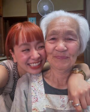 Momo Instagram - 宇多さんふぁいやー✊

何でもない日にケーキとお寿司とおやつ買って帰った
たのしいね

実家に学生時代のアキが描いた自画像あった
はろりの自画像もどっかにあるな〜きえた
#毎日はろり運転