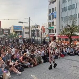 Momo Instagram - 高円寺びっくり大道芸🎪🎭
5年ぶりの2日間開催っ！久々の6ステージ！
観にきてくれて形ある愛、投げてくれたみんなありがとう💓

やっぱり大道芸って大好き！
最高だよね🔥

今週末、
5/3は、国際フォーラムでラ・フォル・ジュルネ🎼
5/5は、川崎でバンドのLIVE（チケットあるよ見に来て！）
来週末、
5/11.12は、日立国際大道芸🦾
そのまた次の週末、
5/18.19は、下北沢ブタ音楽祭🐷

5/22からはワンマンツアー沖縄公演🌺
22那覇、23は宮古島、25は石垣島（reverbイベント出演）、26は石垣島

5月もたくさん愉しいよ💓
見に来てね！

#わたしは元気