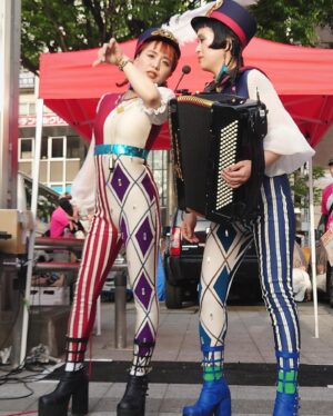 Momo Instagram - 高円寺びっくり大道芸🎪🎭
5年ぶりの2日間開催っ！久々の6ステージ！
観にきてくれて形ある愛、投げてくれたみんなありがとう💓

やっぱり大道芸って大好き！
最高だよね🔥

今週末、
5/3は、国際フォーラムでラ・フォル・ジュルネ🎼
5/5は、川崎でバンドのLIVE（チケットあるよ見に来て！）
来週末、
5/11.12は、日立国際大道芸🦾
そのまた次の週末、
5/18.19は、下北沢ブタ音楽祭🐷

5/22からはワンマンツアー沖縄公演🌺
22那覇、23は宮古島、25は石垣島（reverbイベント出演）、26は石垣島

5月もたくさん愉しいよ💓
見に来てね！

#わたしは元気