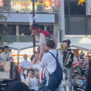 Momo Instagram - 高円寺びっくり大道芸🎪🎭
5年ぶりの2日間開催っ！久々の6ステージ！
観にきてくれて形ある愛、投げてくれたみんなありがとう💓

やっぱり大道芸って大好き！
最高だよね🔥

今週末、
5/3は、国際フォーラムでラ・フォル・ジュルネ🎼
5/5は、川崎でバンドのLIVE（チケットあるよ見に来て！）
来週末、
5/11.12は、日立国際大道芸🦾
そのまた次の週末、
5/18.19は、下北沢ブタ音楽祭🐷

5/22からはワンマンツアー沖縄公演🌺
22那覇、23は宮古島、25は石垣島（reverbイベント出演）、26は石垣島

5月もたくさん愉しいよ💓
見に来てね！

#わたしは元気