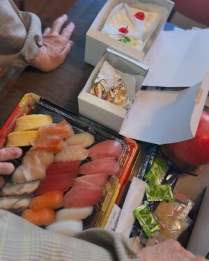 Momo Instagram - 宇多さんふぁいやー✊

何でもない日にケーキとお寿司とおやつ買って帰った
たのしいね

実家に学生時代のアキが描いた自画像あった
はろりの自画像もどっかにあるな〜きえた
#毎日はろり運転